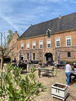 Terras kasteeltuin Huis Bergh