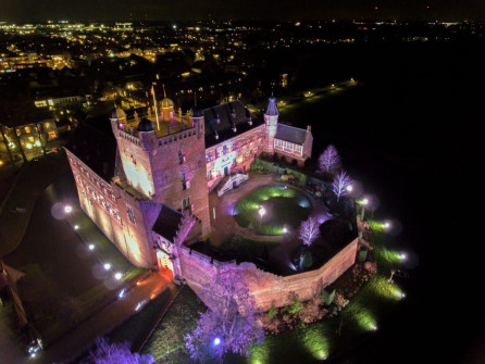 Kasteelstad verlicht vanuit de lucht