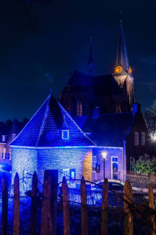 Kerktoren Kasteelstad verlicht